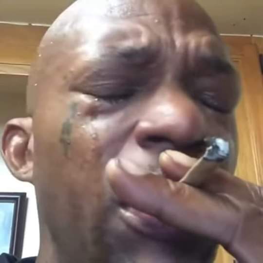 Ela: eu ou a maconha?

Eu:
