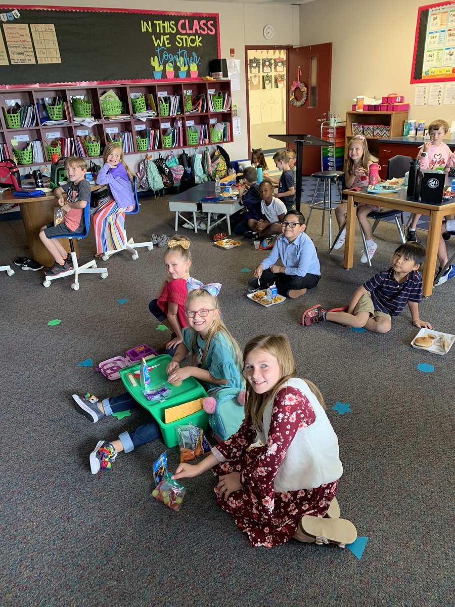 MrsChristian2nd's tweet photo. These awesome kiddos earned lunch with me in the classroom for an amazing sub report! @FRES117 #eaglesSOAR https://t.co/FUMbQnEqPw