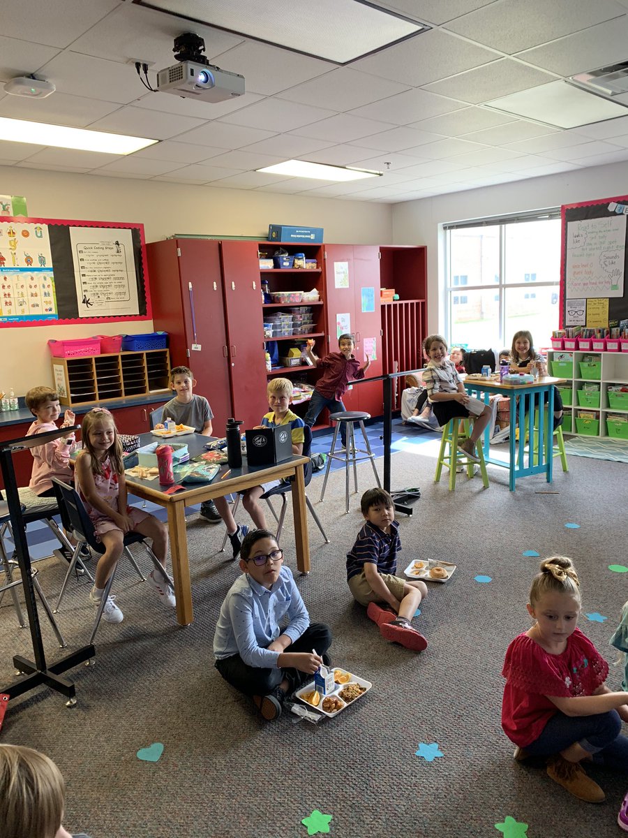 MrsChristian2nd's tweet photo. These awesome kiddos earned lunch with me in the classroom for an amazing sub report! @FRES117 #eaglesSOAR https://t.co/FUMbQnEqPw
