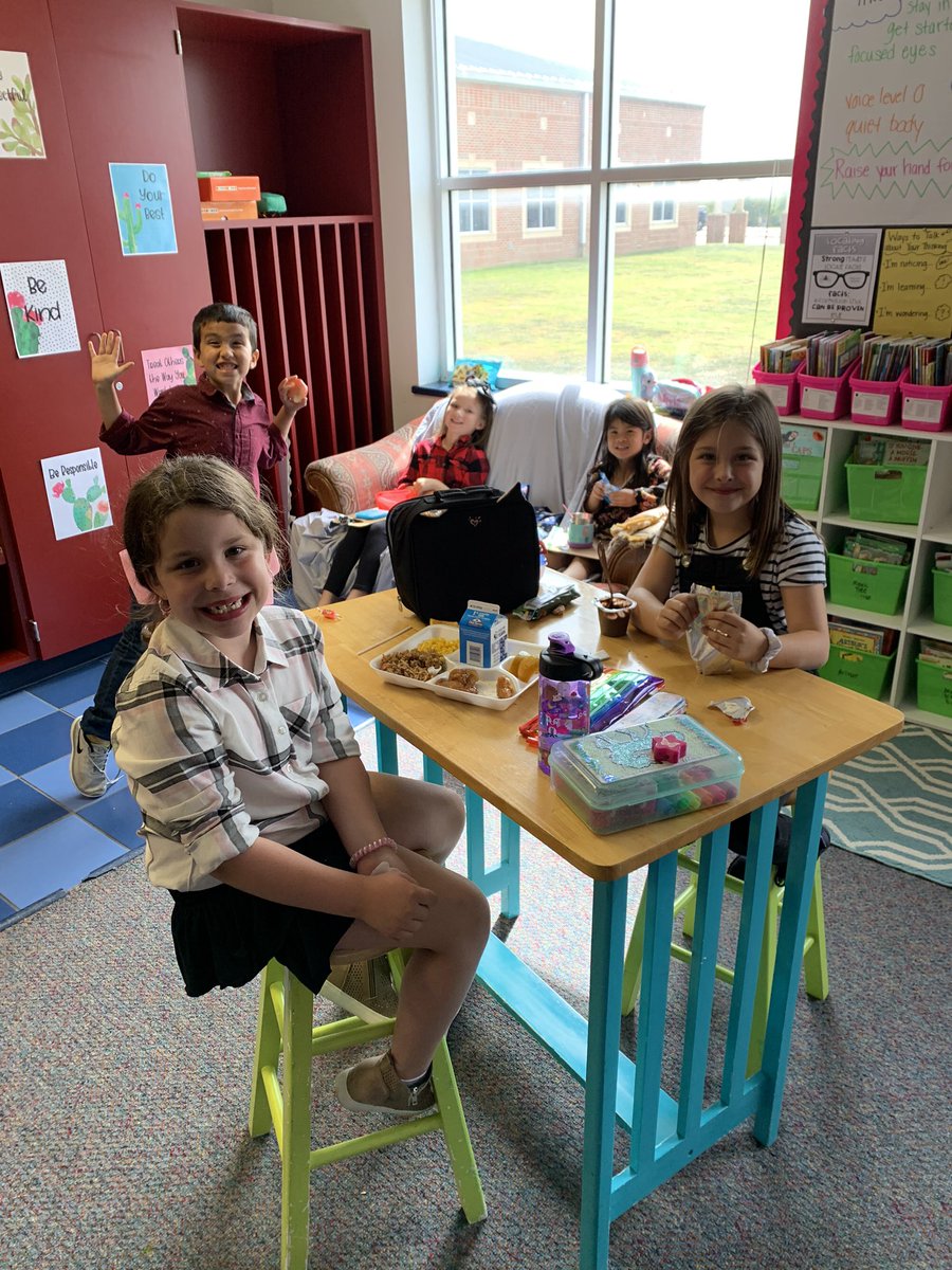 MrsChristian2nd's tweet photo. These awesome kiddos earned lunch with me in the classroom for an amazing sub report! @FRES117 #eaglesSOAR https://t.co/FUMbQnEqPw