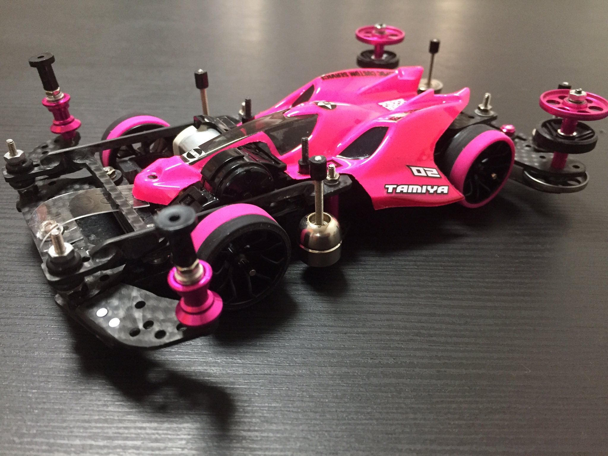 ちゃま310 提灯を新規で作ったのでボディもまた新規になりました 初めてマンタレイ使いましたが かっこいいですね マンタ感を残して切り フロストピンクと蛍光ピンクのグラデーションでシンプルに塗装しました ミニ四駆 T Co Aiuhsa137f