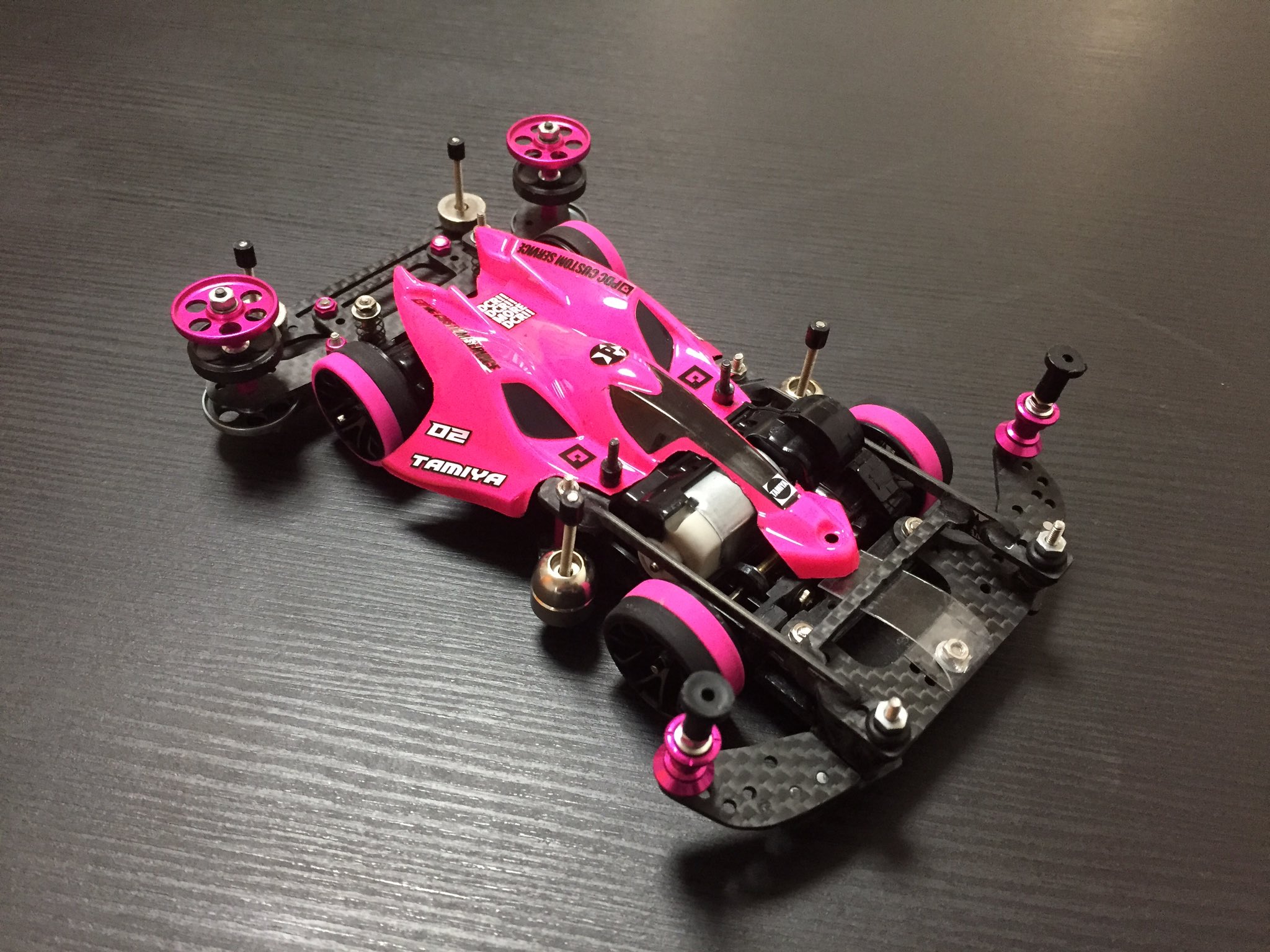 ちゃま310 提灯を新規で作ったのでボディもまた新規になりました 初めてマンタレイ使いましたが かっこいいですね マンタ感を残して切り フロストピンクと蛍光ピンクのグラデーションでシンプルに塗装しました ミニ四駆 T Co Aiuhsa137f