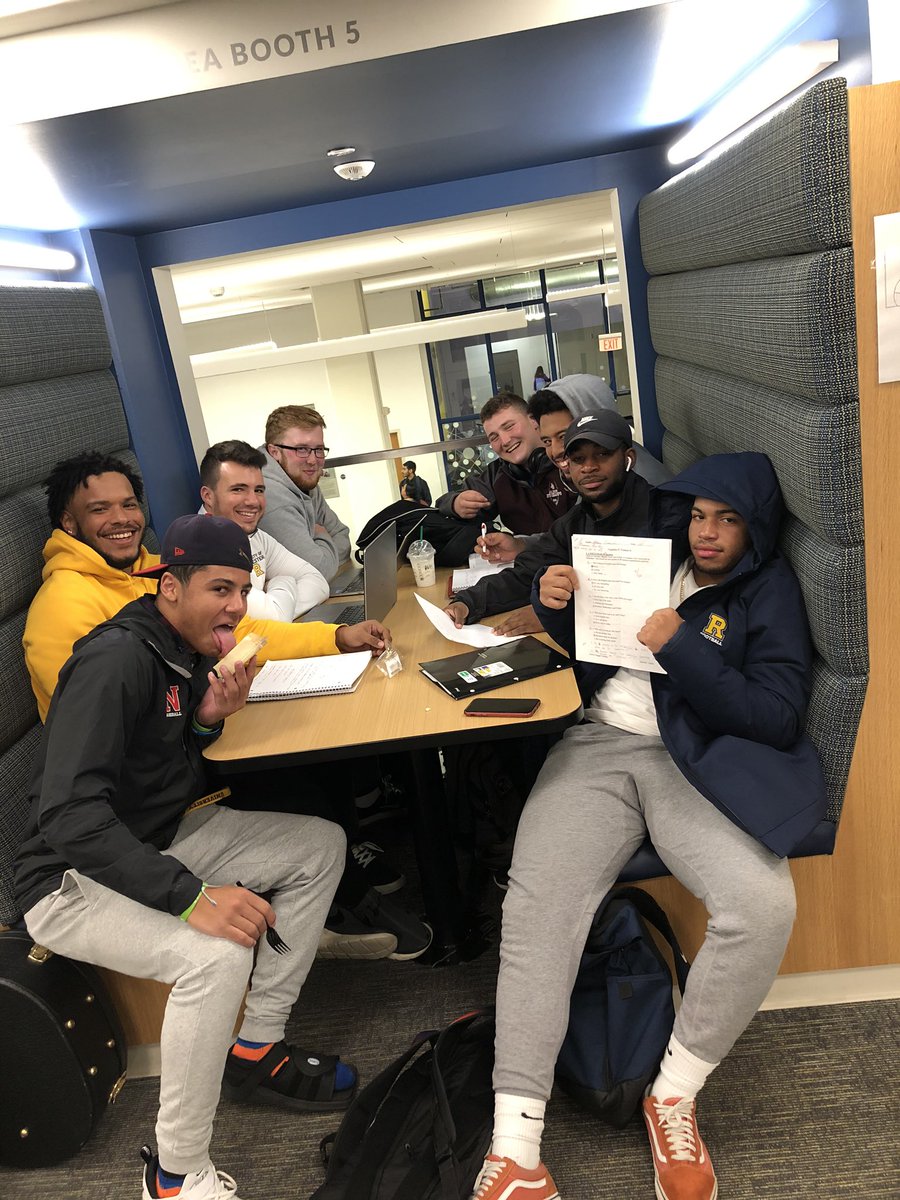 URStrongFam's tweet image. Found 8 strong bois in the library #seniorsighting #CLIMBtothetop @UrClimb