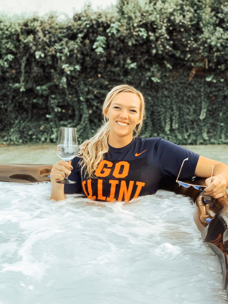 MichelleFloyd13's tweet photo. I am officially DONE with my masters!🎓🎓Bring on the rest and relaxation! Just kidding, I need a job. Please hire me.💁🏼‍♀️ #seriously #butmymastersisDONE #alumniui #mssbc https://t.co/eqt244rzVW