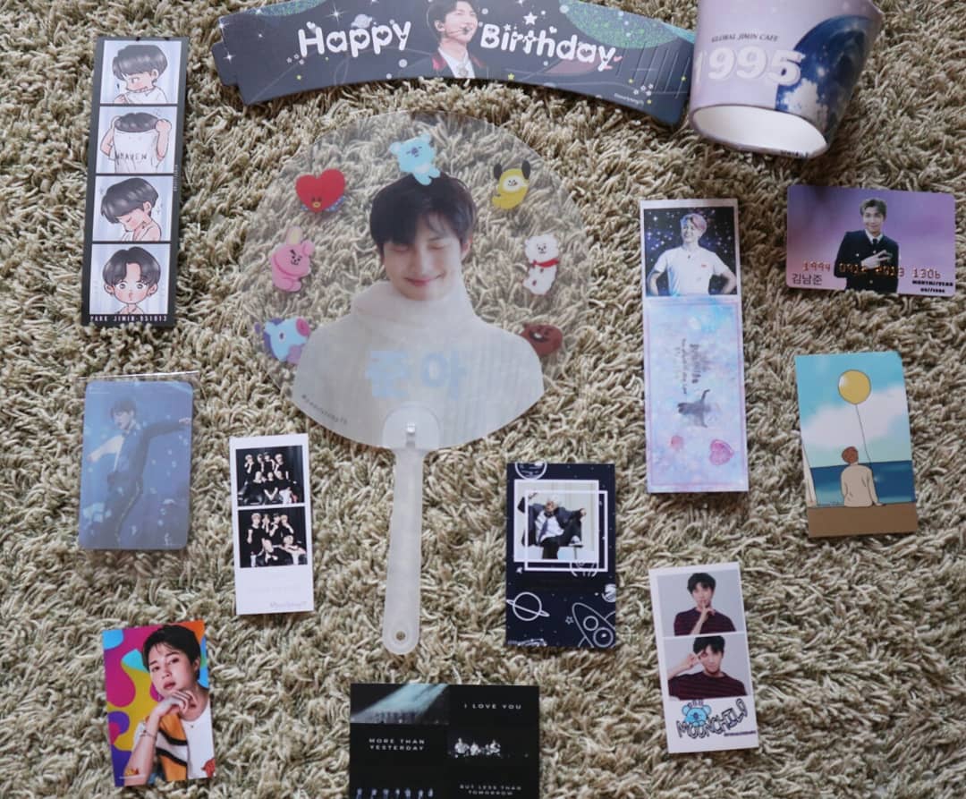 minroxie's tweet photo. First time attending a cupsleeve event abroad. 😍😍

to an army who guided me where i can get the cupsleeve, to the admin who held my drink for awhile coz i cant write on my stub(?), &amp; to armys for generously giving out fansupports, 
THANK YOU 💜
Thank you SG #ARMYs

Fr: I-lovely https://t.co/MQ5SDgAD1p