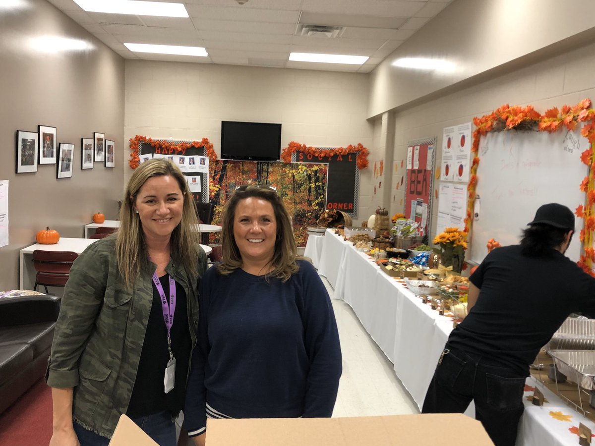 MrsKristenPaul's tweet photo. We are thankful for the @pto_bms this evening in providing an amazing conference dinner for our @StationMS220 staff! #stationnationtflg #bsd220 https://t.co/EUhmf0oo1U