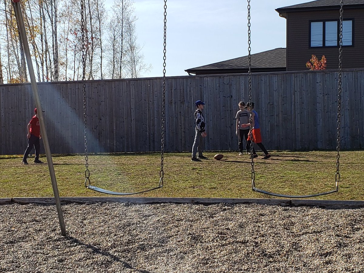 CloAlexandraWa1's tweet photo. Projet Créat'heure. Objectif : rendre les élèves plus actifs. Comment : une période de sports organisée par un élève. Super beau travail de sa part ! @EcoleLeMascaret #ecoleprototype https://t.co/K8hnmblVHE