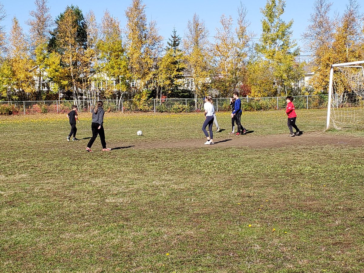 CloAlexandraWa1's tweet photo. Projet Créat'heure. Objectif : rendre les élèves plus actifs. Comment : une période de sports organisée par un élève. Super beau travail de sa part ! @EcoleLeMascaret #ecoleprototype https://t.co/K8hnmblVHE