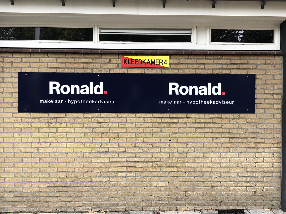 Ronaldmakelaar's tweet photo. Het sponsorbord met het nieuwe logo hangt alweer bij @vvfarmsum 👍 https://t.co/QFgRFOPXB1