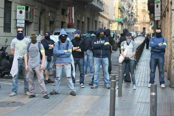 saraymb83's tweet photo. @riverolavictor Y estos quienes son? Indepes? 🤣🤣🤣🤣 No se lo cree ni Rita. Infiltrados? Todos el mismo brazalete, pose muy de poli. Serán los de verde que andan desaparecidos? Engañaréis en España, a nosotros no! https://t.co/4rTEiOEv8D