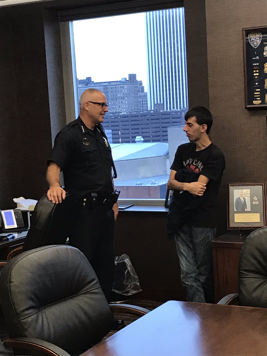 tuchrello's tweet photo. Lilliana’s and her buddies meeting Sheriff Baxter. Thanks for your support Sheriff Baxter @Sheriff_Baxter @BestBuddiesNY @bestbuddiesthomas @ThomasTitans https://t.co/KnthyFiRMZ
