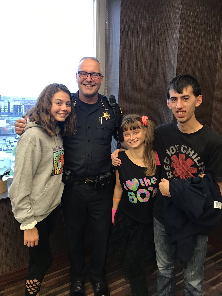 tuchrello's tweet photo. Lilliana’s and her buddies meeting Sheriff Baxter. Thanks for your support Sheriff Baxter @Sheriff_Baxter @BestBuddiesNY @bestbuddiesthomas @ThomasTitans https://t.co/KnthyFiRMZ