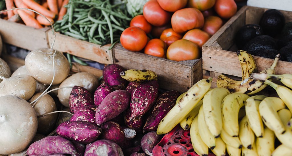 UCSFBenioffOAK's tweet photo. Our hospital holds #FoodFarmacies twice a month for our patient families and anyone in the community facing food insecurity! Receive a bag of veggies, grains and proteins—free of charge. https://t.co/LUpDpltTYc #WorldFoodDay #FoodAsMedicine https://t.co/FlFeWDJKFk