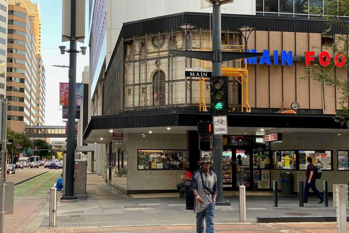 LisaGray_HouTX's tweet image. In downtown Houston, a 1926 Spanish Revival -- complete with a clock, arched windows and medallions! -- suddenly peeks out from behind a &quot;modern&quot; facade.

The question now: Will it be covered up again?

houstonchronicle.com/life/home/desi…