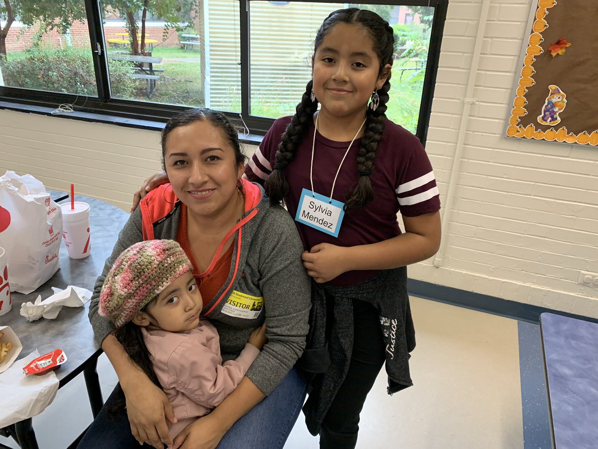 manateereads's tweet photo. Proud families at the annual @ClubBlvdManatee Latinx Living Museum! Learning and growing through the humanities. #JoinTheClub #LatinxHeritageMonth https://t.co/9QA2ktSvL2