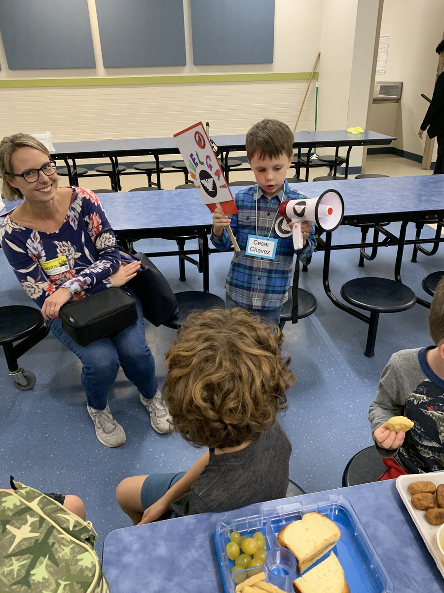 manateereads's tweet photo. Proud families at the annual @ClubBlvdManatee Latinx Living Museum! Learning and growing through the humanities. #JoinTheClub #LatinxHeritageMonth https://t.co/9QA2ktSvL2