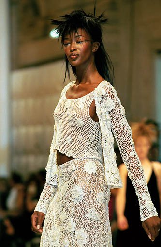 guardarropa cocodrilo Repegar NYGEL on Twitter: "Chanel by Karl Lagerfeld (Fall 1999 Haute Couture)(#PFW)  (Featuring @NaomiCampbell) https://t.co/dW7fCDBi92" / Twitter