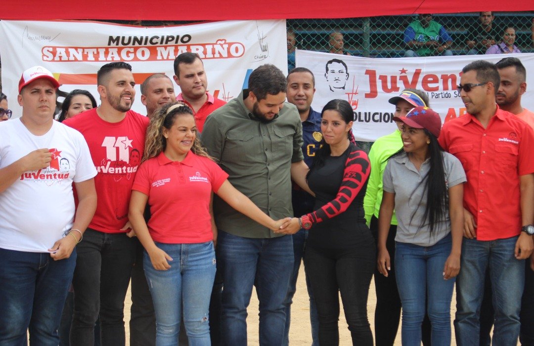 johanitakenpo's tweet photo. #16Oct | Como un solo equipo de triunfadores transitamos el camino de las victorias junto al Pdte.@NicolasMaduro y a nuestro Gob.@RMarcoTorres. Son 11 años de lealtad, amor a la patria y compromiso con el legado del gigante Chávez #VenezuelaBellaYPróspera #PuebloCientífico https://t.co/0APLb27tjN