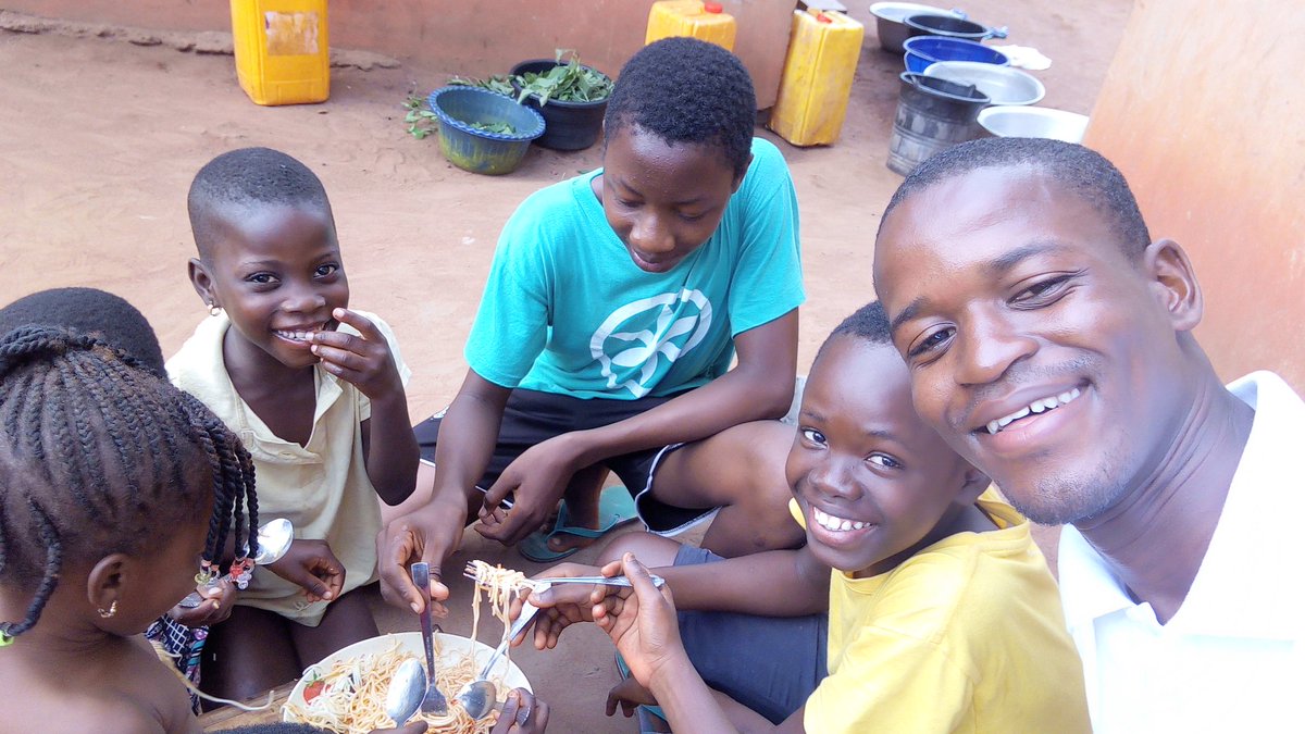 YEH_BENIN's tweet photo. #JourneeMondialedelAlimentation #DroitalAlimentation #YehAction #RepasCommunautaire https://t.co/fdT3OtonNM