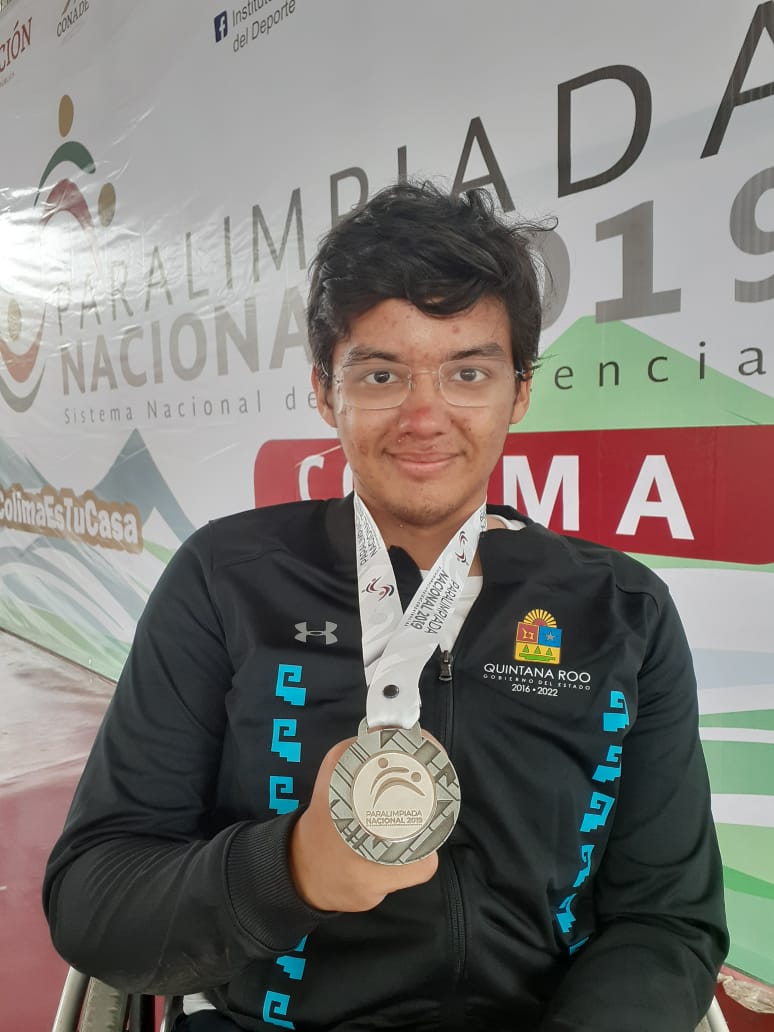 cojudeqinfo's tweet photo. En la #ParalimpiadaNacional2019 Marcelo Busquets García se adjudica la medalla de #plata en las competencias de Para Atletismo en la prueba de 200 metros planos sobre silla de ruedas,  categoría Juvenil mayor clasificación T54.#OrgulloQuintanarroense https://t.co/6daTptVEoa