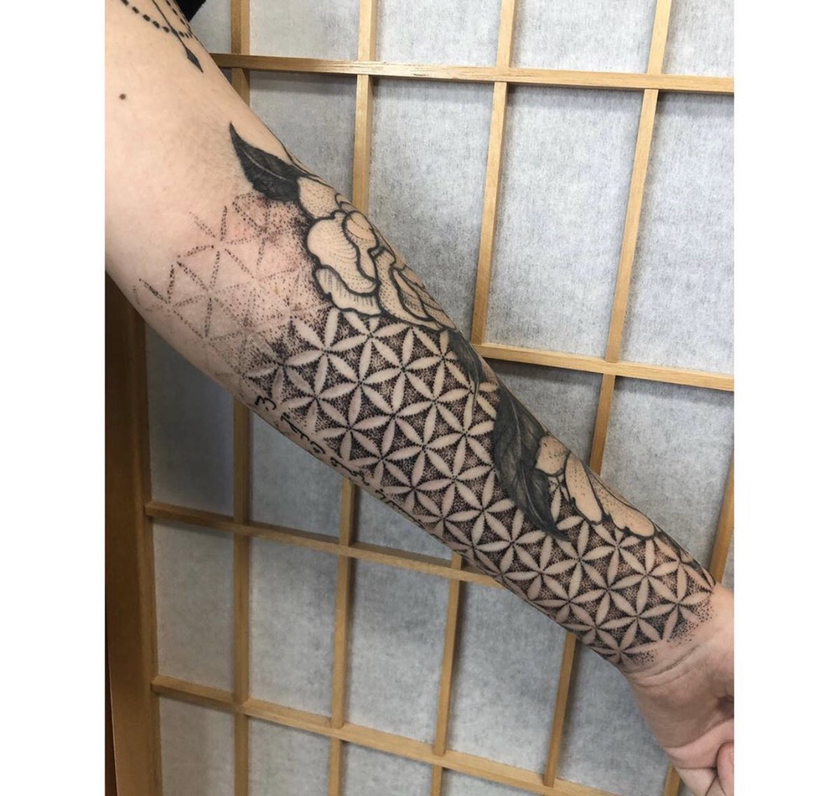 mercifulink's tweet photo. Sacred geometry in progress 

#bishop #bishoptattoo #bishopmachine #bishoptattoomachine #mercifulink #kwadronneedles #dragonhawktattoo #dragohawktattoomachine #hawaii #oahu #kapolei #ewabeach #kalihi #tattoogirls #girlswithtattoos #inkedchicks #femaletattooartist #inksperation https://t.co/c9sHKrXsgl