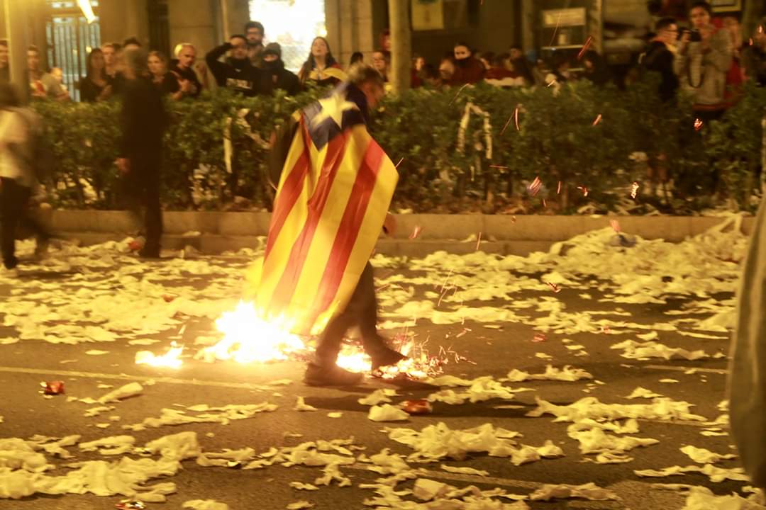 emili_barrera's tweet photo. Aquest senyor apaga el que poder va ser el primer incendi de la nit. Tot un exemple a seguir. https://t.co/BFptnmynLG