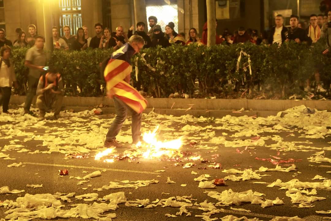emili_barrera's tweet photo. Aquest senyor apaga el que poder va ser el primer incendi de la nit. Tot un exemple a seguir. https://t.co/BFptnmynLG