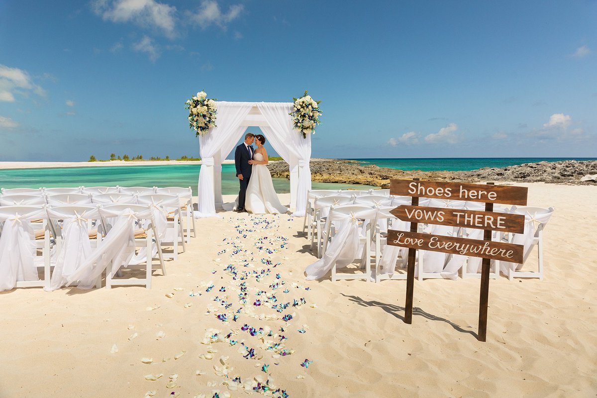 LoveAtlantis's tweet photo. Love everywhere
.
.
.
#BeachWedding #DestinationWedding #LoveAtlantis #AtlantisBahamas #BahamasAtHeart #BahamasWedding  #Wedding #Honeymoon #Venue https://t.co/aUYwi5B3zM