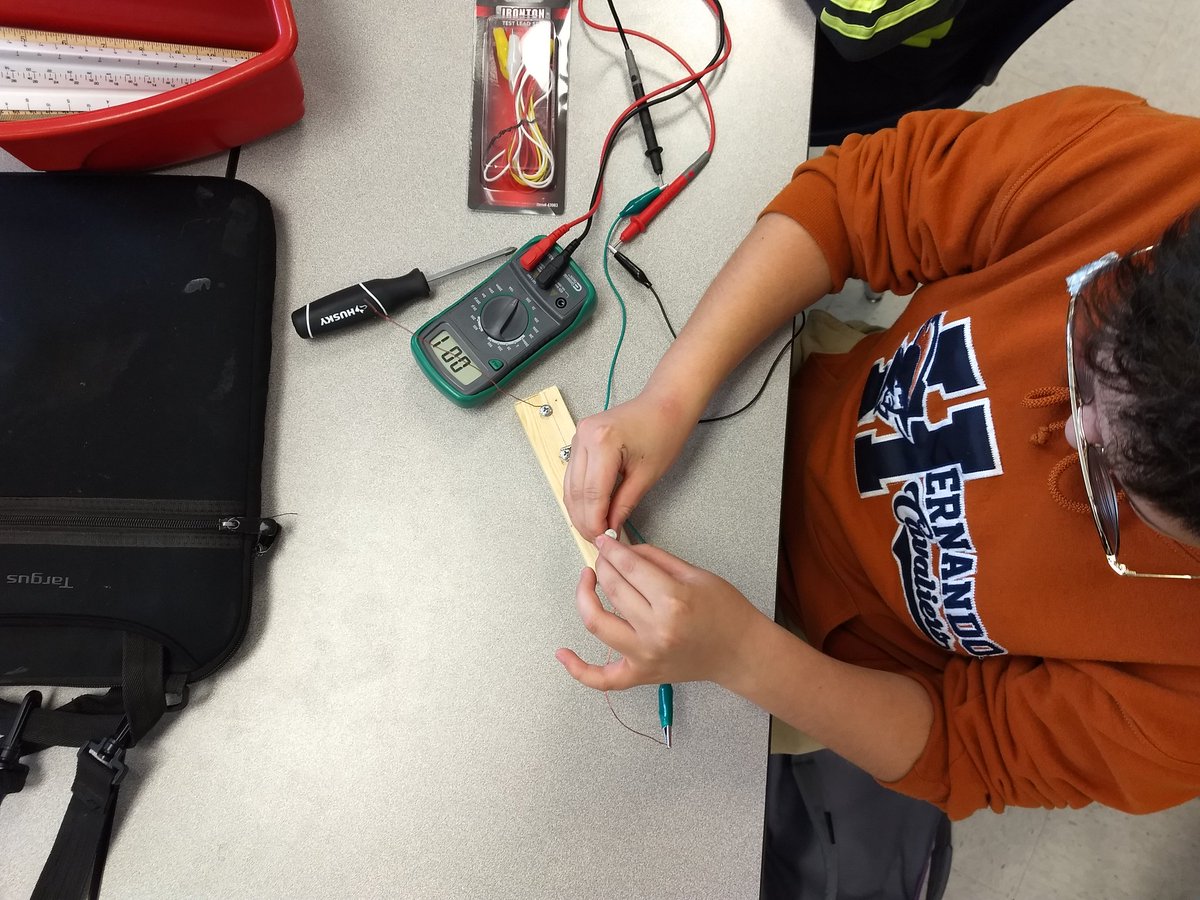 RReyes_EDHS's tweet photo. Engineering GTTII scholars creating their telegraph projects.#cavtech @Hernando_MS @PFernandez_HMS @RNava_HMS @AGallego_HMS @VDeAvila_SEC #sisdgateway #endlessoprtunities https://t.co/YoJfxDYj6Y