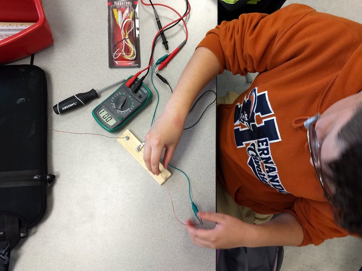 RReyes_EDHS's tweet photo. Engineering GTTII scholars creating their telegraph projects.#cavtech @Hernando_MS @PFernandez_HMS @RNava_HMS @AGallego_HMS @VDeAvila_SEC #sisdgateway #endlessoprtunities https://t.co/YoJfxDYj6Y