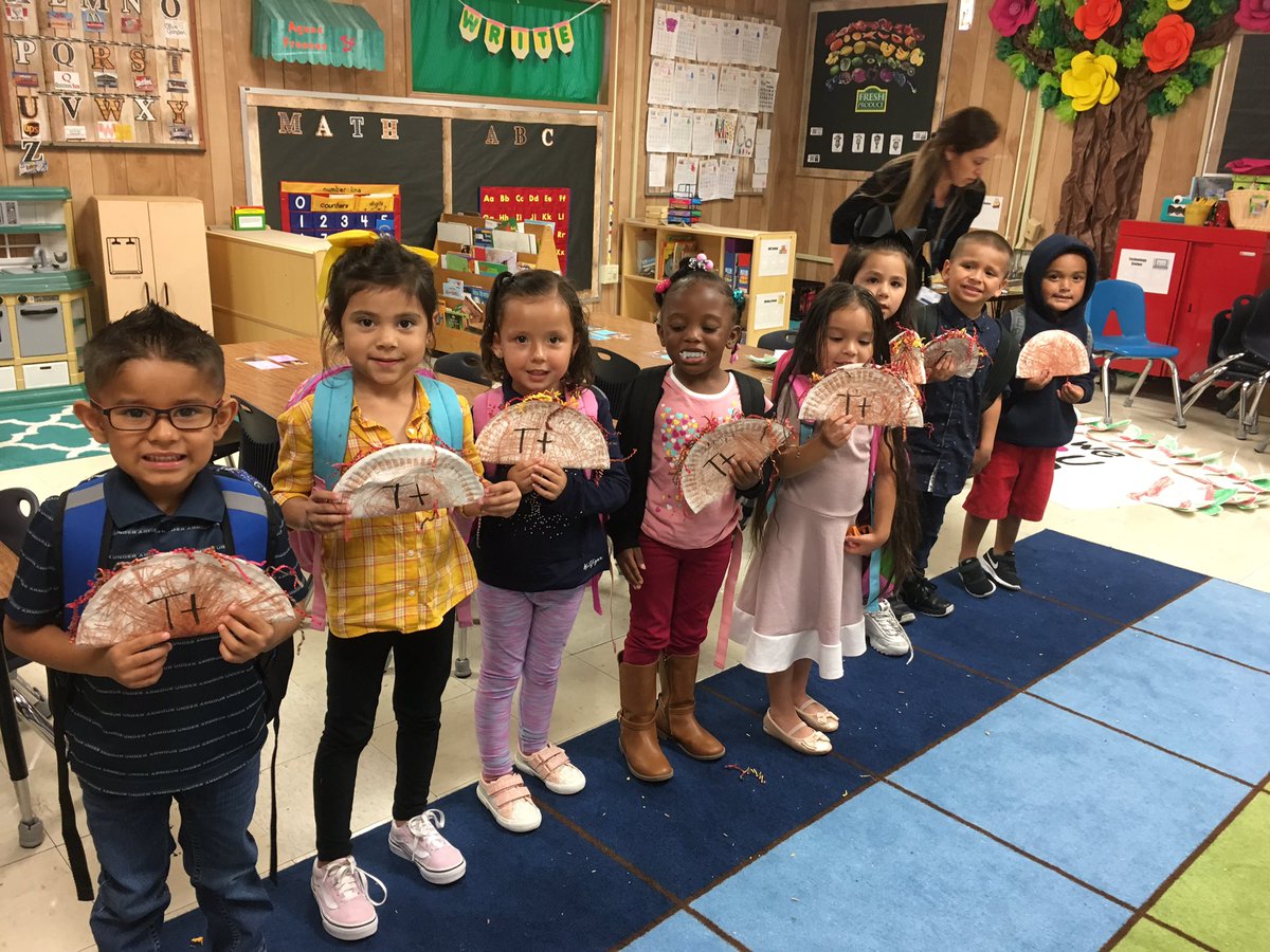 Patrici50123730's tweet photo. Tt is for taco! ๐ฎ My kids loved this activity much as I love eating tacos!!! ๐ฎ ๐ฎ ๐ฎ #CCISDSanders https://t.co/Cs8yyAvCpW