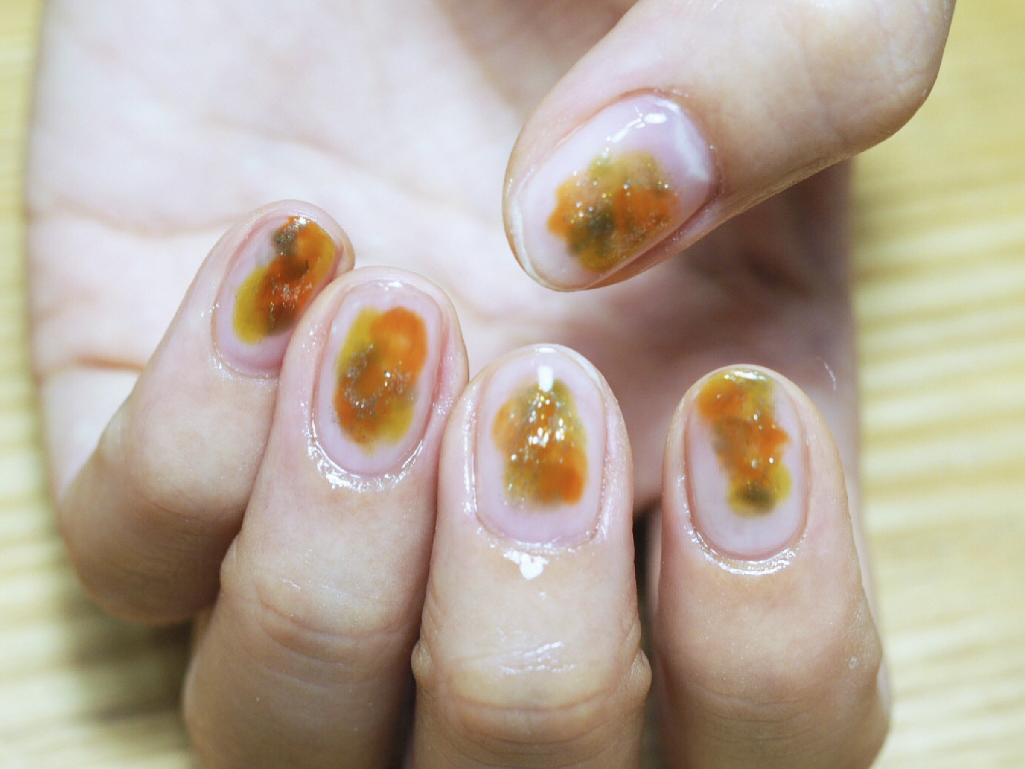 Nail Yumihari にじみ紅葉ネイル くすみオレンジ 黄色 カーキを滲ませて 6500 ネイル ネイルデザイン ショートネイル ニュアンスネイル にじみネイル くすみカラーネイル シンプルネイル 秋ネイル 札幌ネイル 自爪ネイル 個性派ネイル