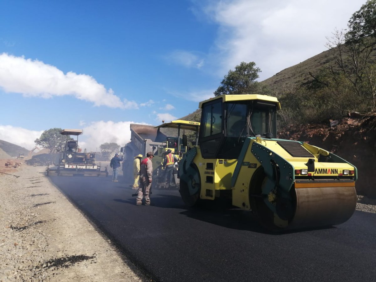 CarreterasBo's tweet photo. #Cochabamba

En el tramo Variante - Valle Hermoso, km 2 realizamos trabajos de asfalto. La actividad en ejecución forma parte del proyecto #Epizana - #Comarapa (carretera antigua Cochabamba - Santa Cruz) 

La obra carretera en #construcción tiene un avance del 49%. https://t.co/qIhGgDMvdN