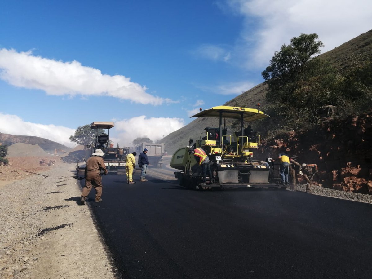 CarreterasBo's tweet photo. #Cochabamba

En el tramo Variante - Valle Hermoso, km 2 realizamos trabajos de asfalto. La actividad en ejecución forma parte del proyecto #Epizana - #Comarapa (carretera antigua Cochabamba - Santa Cruz) 

La obra carretera en #construcción tiene un avance del 49%. https://t.co/qIhGgDMvdN