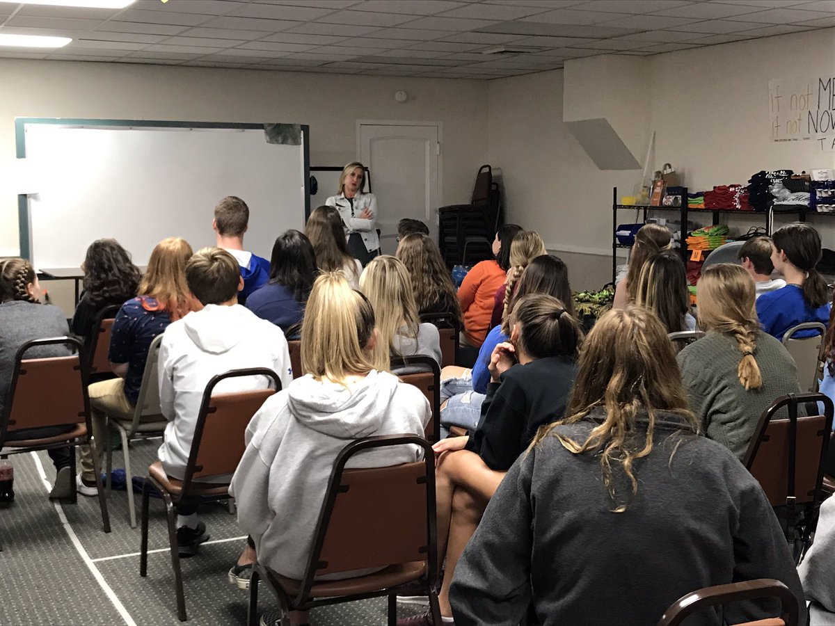 YouthResources's tweet photo. We are thrilled to have the @GirlScoutsSWIN & @EVPLibrary speaking to TAC members at the inReach Committee’s Community Networking Night about why volunteers are so important to their organizations! #TACtime https://t.co/yi0vx84IYS