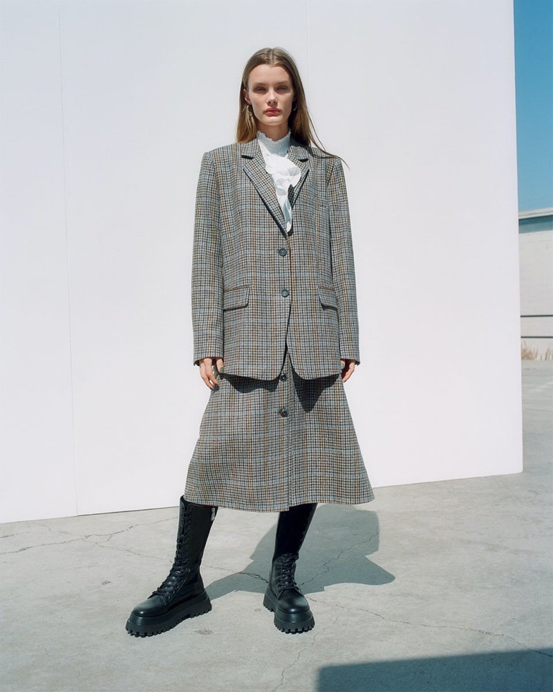 chicandblue's tweet photo. #Mode Kris Grikaite nouvelle muse pour la collection Automne/Hiver 2019 de la marque @ZARA
#Fashion Kris Grikaite poses in ZARA Fall/Winter 2019 Coats #Collection lookbook.#FW19 https://t.co/G8KbVtItCR