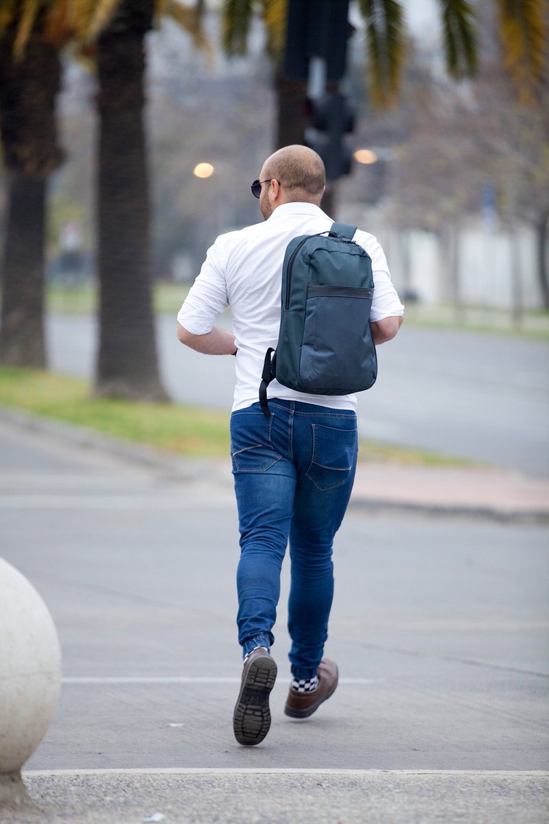 Muévete tranquilo por la cuidad junto a tu mochila Geolite Plus, cuenta con correas para los hombros ajustables, diseño de panel trasero respirable y compartimento acolchado multi-ajuste para laptop de 12 "a 15.6"
--
Código: Tsb96101
Chile 👉bit.ly/35Gh6Kp