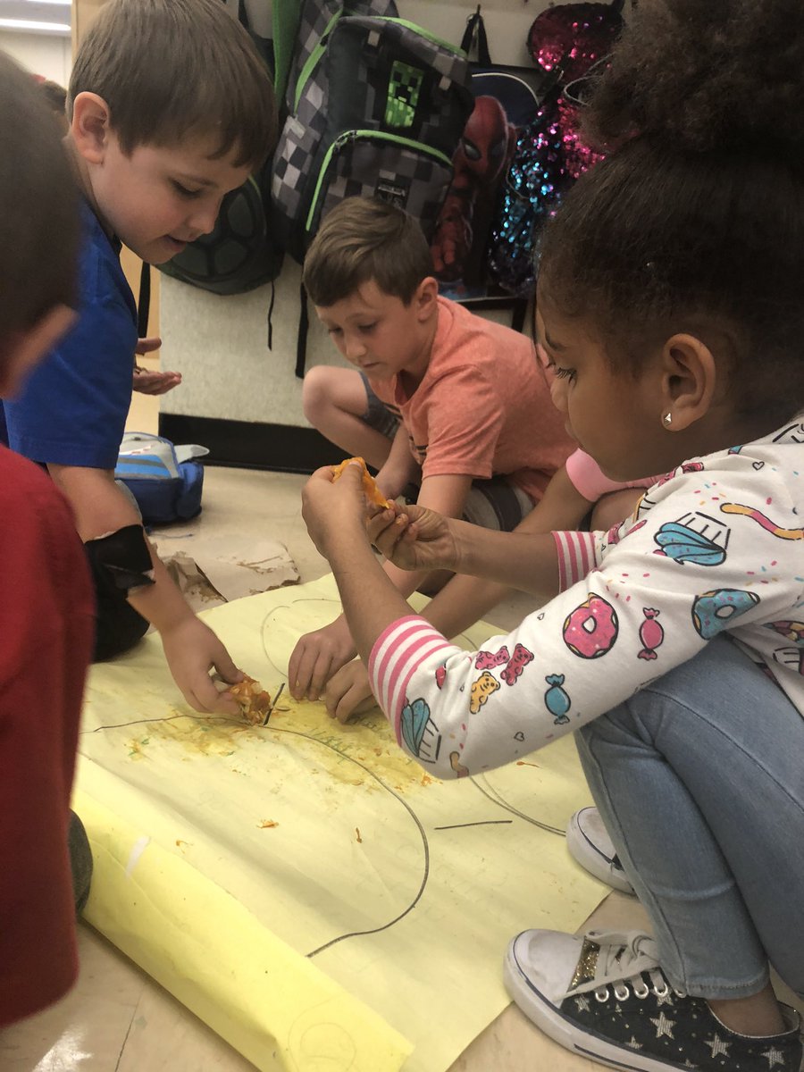 lekadegroot's tweet photo. We estimated & counted how many seeds our pumpkin had! 472! #mtgr1 #mtgr2 #1stchat #celebratelps https://t.co/kWIMKc8U5B