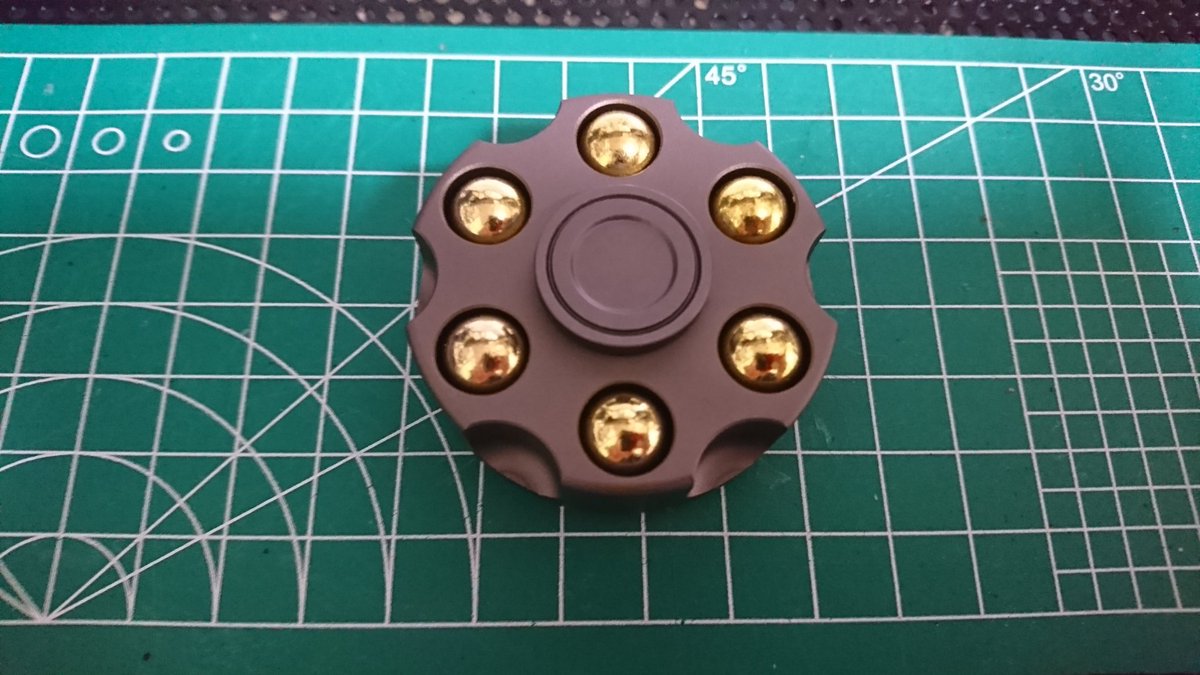 あきおみ ハンドスピナー紹介するよ ハンドスピナーコレクション Vol 229 リボルバースピナー リボルバータイプの ハンドスピナー 弾丸は取り外す事ができる ストッパーみたいなものが入っているので回転時に音が出る ハンドスピナー フィジットトイ