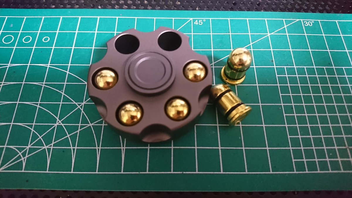 あきおみ ハンドスピナー紹介するよ ハンドスピナーコレクション Vol 229 リボルバースピナー リボルバータイプの ハンドスピナー 弾丸は取り外す事ができる ストッパーみたいなものが入っているので回転時に音が出る ハンドスピナー フィジットトイ