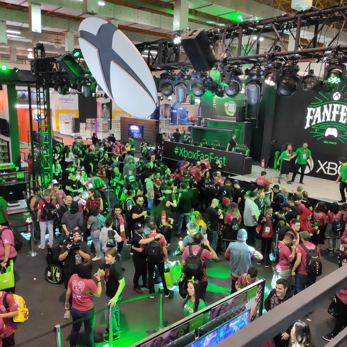 Paulo___Mendes's tweet photo. Relembrando o melhor estande da #BGS2019 bate aquela saudade de confraternizar com os amigos da comunidade mais verde e apaixonada dos games 💚 #XboxBGS https://t.co/au6331mGdn