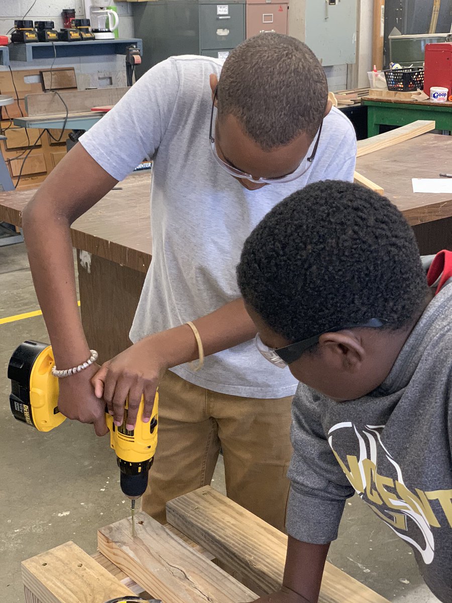 MrsBJohnsonVMHS's tweet photo. Thank you Coach Gip for giving these young men a few lessons today! They enjoyed themselves and learned a lot. #vincentstrong #johnsonsjackets 🐝🐝 https://t.co/7WM56JBe0G