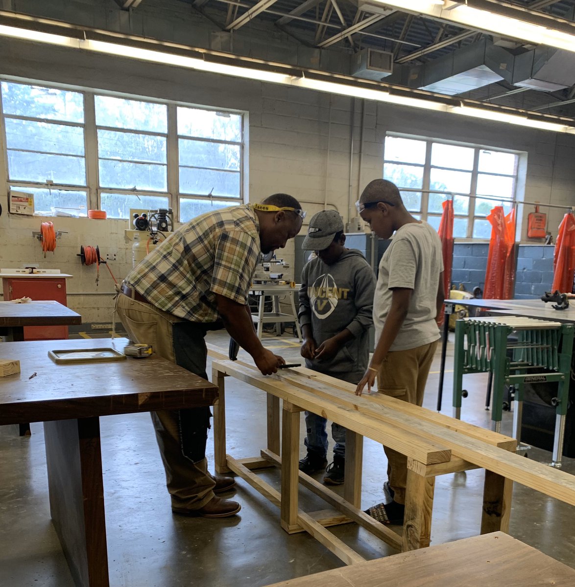 MrsBJohnsonVMHS's tweet photo. Thank you Coach Gip for giving these young men a few lessons today! They enjoyed themselves and learned a lot. #vincentstrong #johnsonsjackets 🐝🐝 https://t.co/7WM56JBe0G