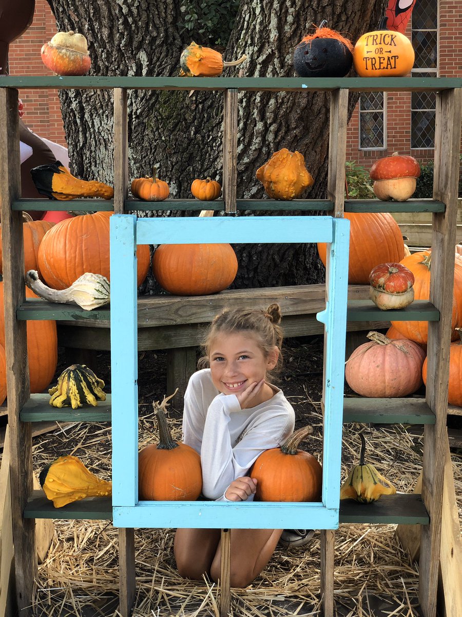 ROBYN0414's tweet photo. My favorite photos from our weekend at #thepumpkinpatch 🎃 🧡 https://t.co/uyHuLfinty
