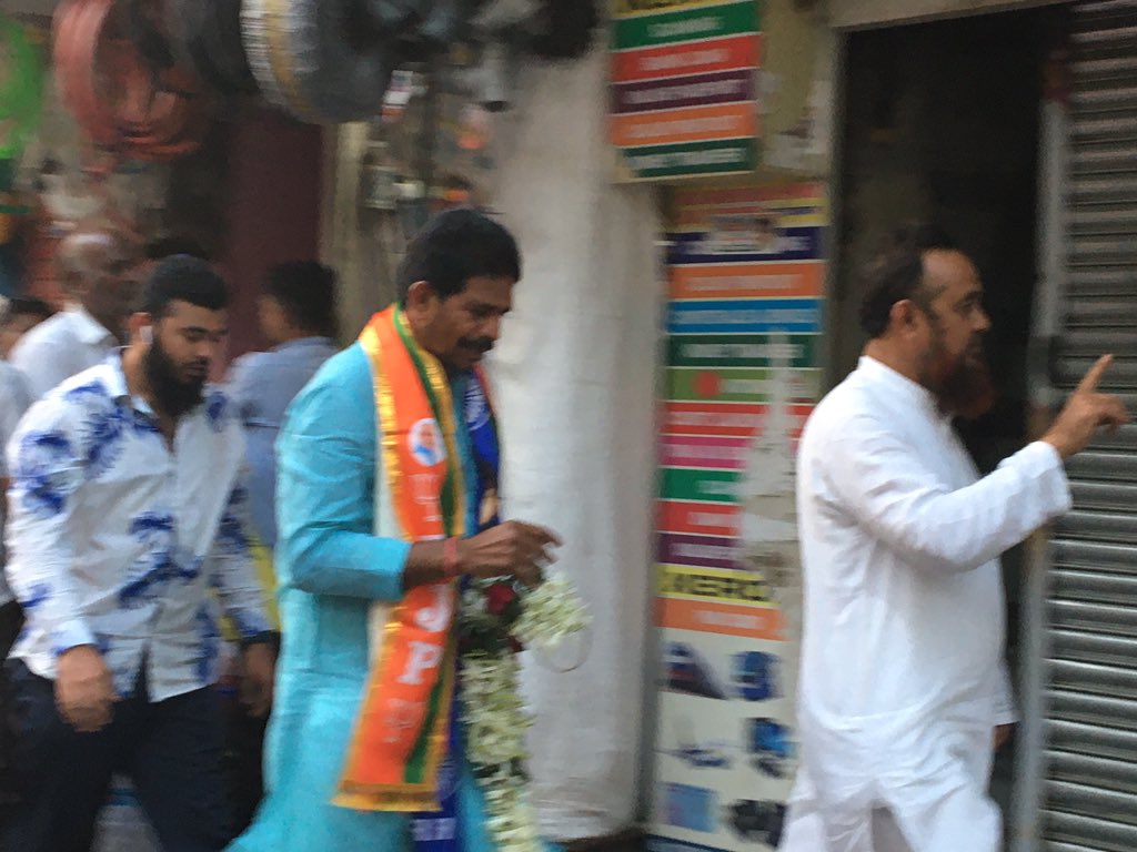 BawaMiya's tweet photo. Today, along with the workers of BJP, Shiv Sena, Ripai Mahayuti met and interacted with people in #Antophill #Hazratshaikhmisri took . blessed Heartfelt gratitude for the tremendous love being found in Sion Koliwada @ShalakaSalviBJP @naqvimukhtar @wasimkhan0730 @ShahnawazBJP https://t.co/qF6s3HOYR5