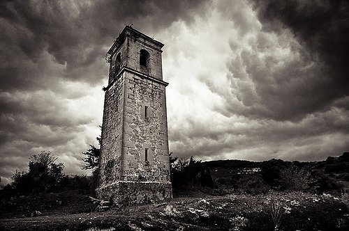 OCHATE, EL PUEBLO MALDITO
En el corazón del Condado de Treviño hace mucho tiempo que los caminos se perdieron en Ochate. Caminando a pie por el campo se llega a un pueblo abandonado en el que los muchos aseguran haber vivido distintos fenómenos paranormales. 
#FelizJueves