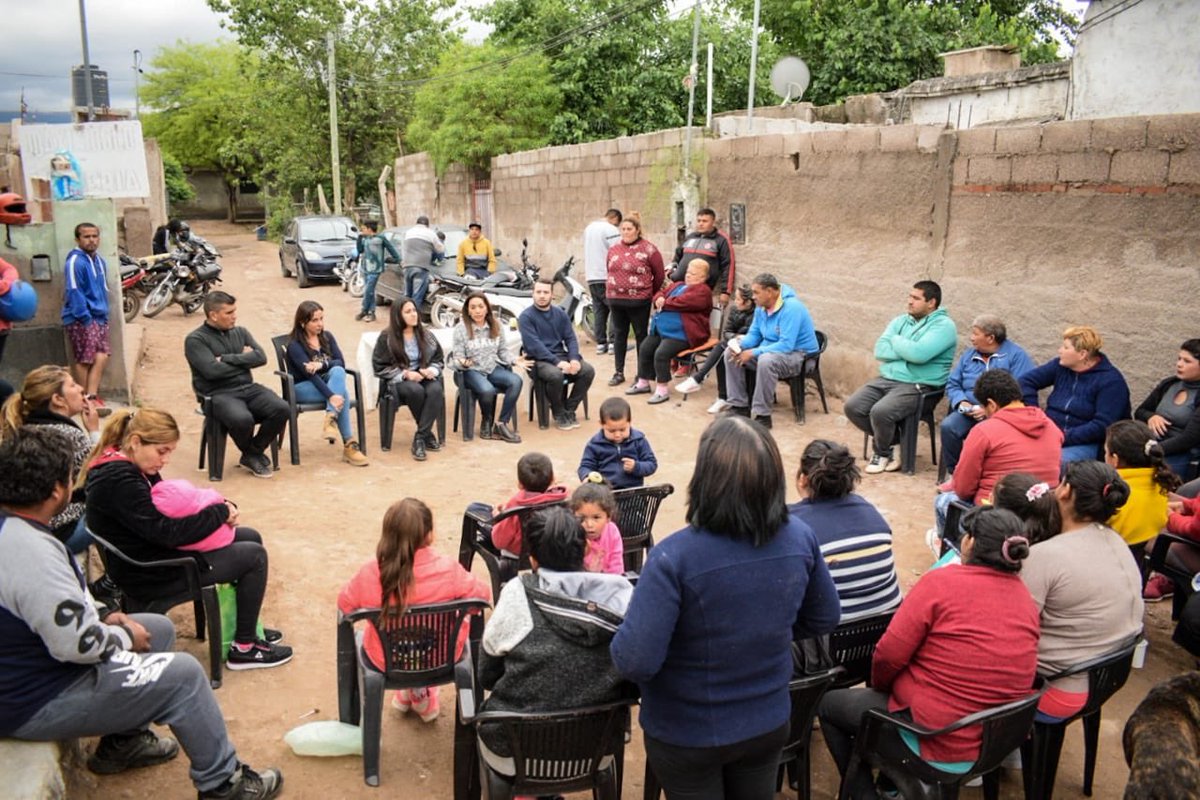 ALCIRA08's tweet photo. Comenzando la tarde volvimos al B santa Catalina  junto a nuestros candidatos del frente de T☀️d☀️s a casa de Estefanía y Juan Pablo nos cometan la grave situación q se encuentra el barrio por falta de los servicios municipales. 
#RicardoQuintelaGobernador 
#TereMaderaIntendente https://t.co/ATADQbyeuz