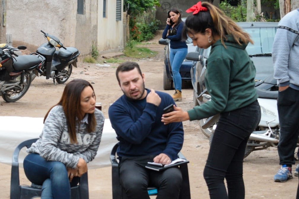 ALCIRA08's tweet photo. Comenzando la tarde volvimos al B santa Catalina  junto a nuestros candidatos del frente de T☀️d☀️s a casa de Estefanía y Juan Pablo nos cometan la grave situación q se encuentra el barrio por falta de los servicios municipales. 
#RicardoQuintelaGobernador 
#TereMaderaIntendente https://t.co/ATADQbyeuz