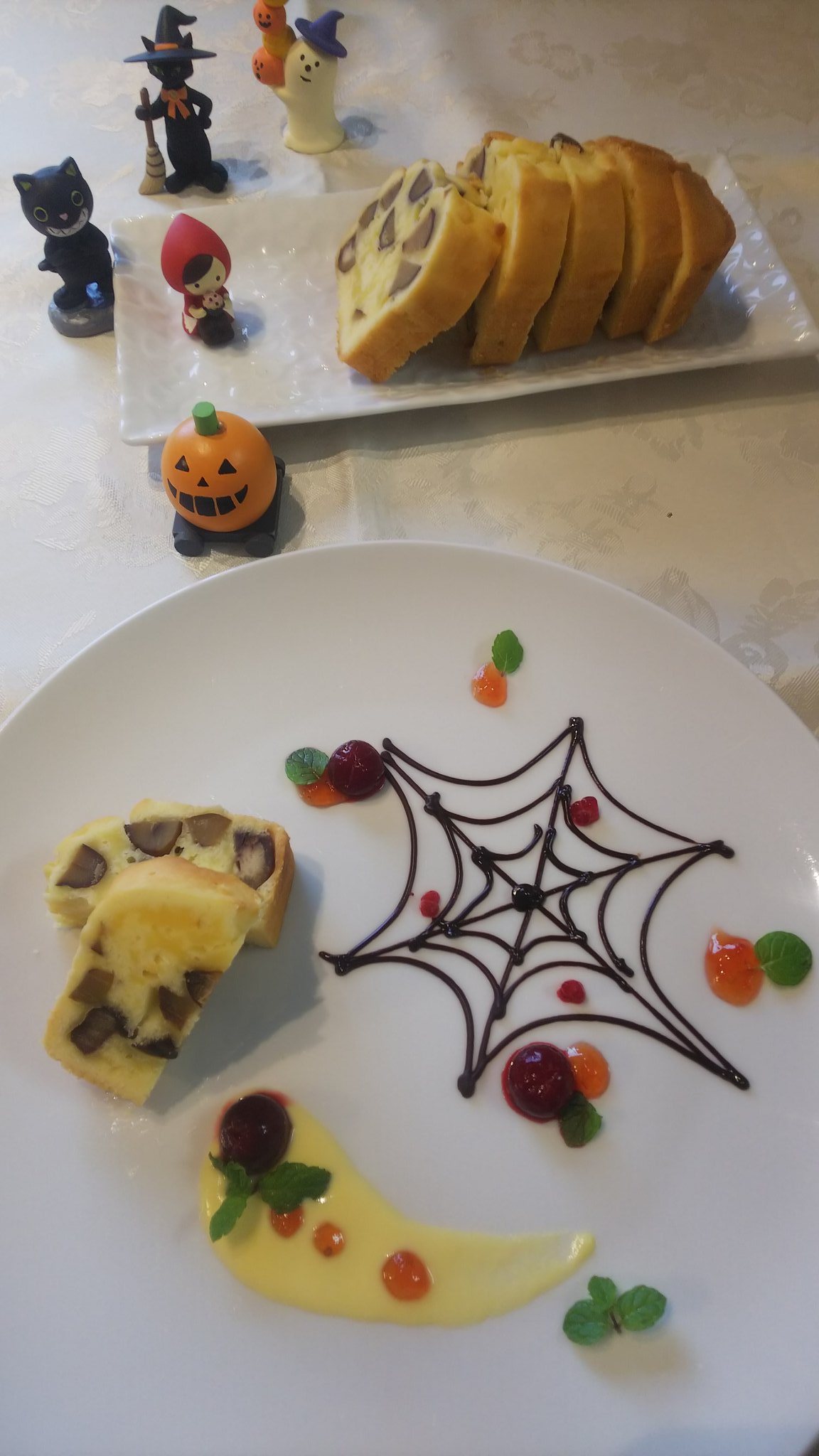 萌菜 Valrhona お菓子作り 秋の味覚の栗を使ったパウンドケーキを作ってみたので ハロウィン風に盛り付けてみたー ๑ Gt ᴗ Lt ๑ チョコで描いた大きなクモの巣がポイントです いただきまーす ハロウィン T Co Axijodwvid Twitter