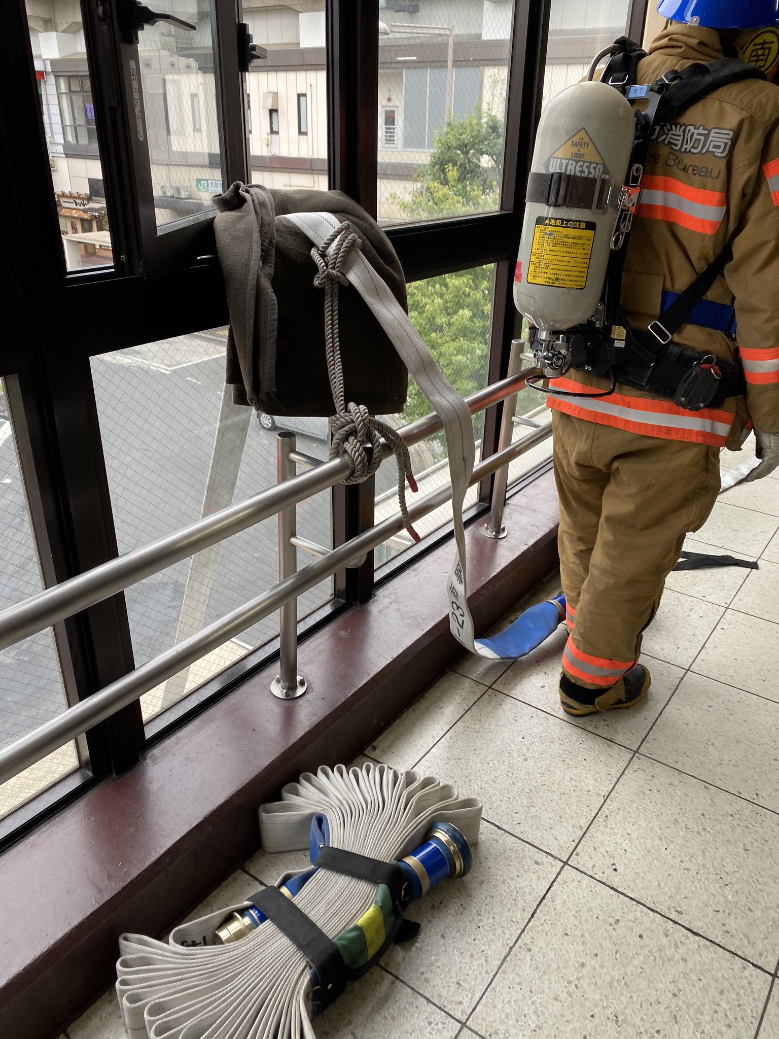 武蔵浦和駅の成城石井ビーンズに消防隊が集まっている現場画像